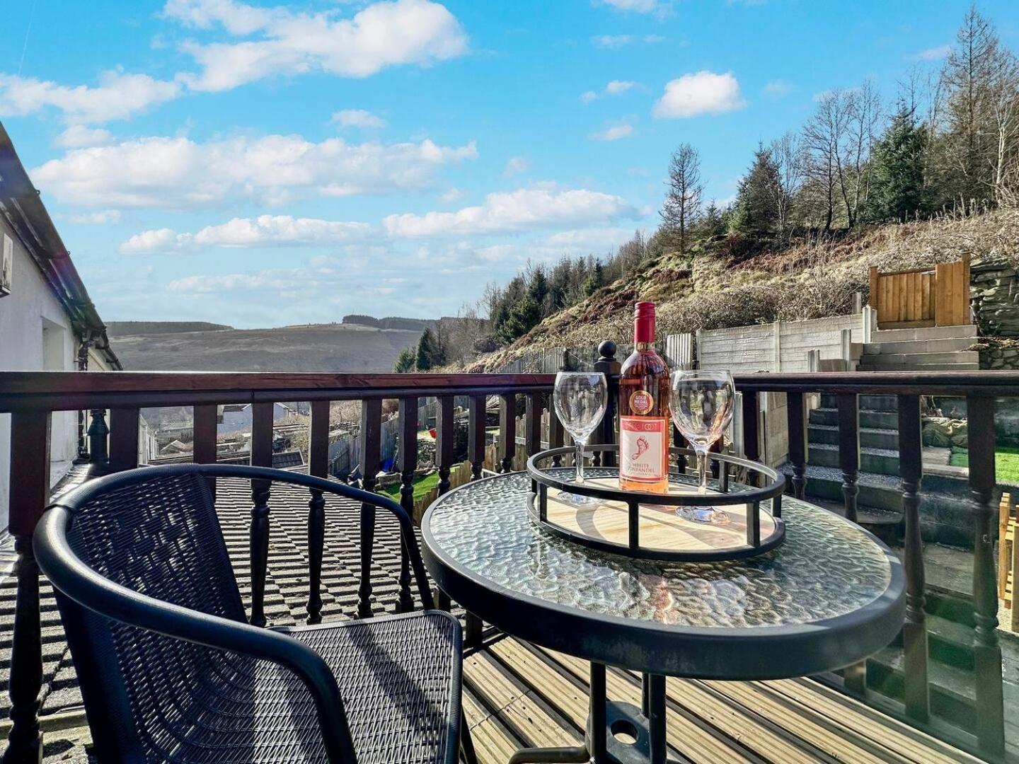 3 Bed Home In Tonypandy With Balcony View Room Llwynypia Экстерьер фото