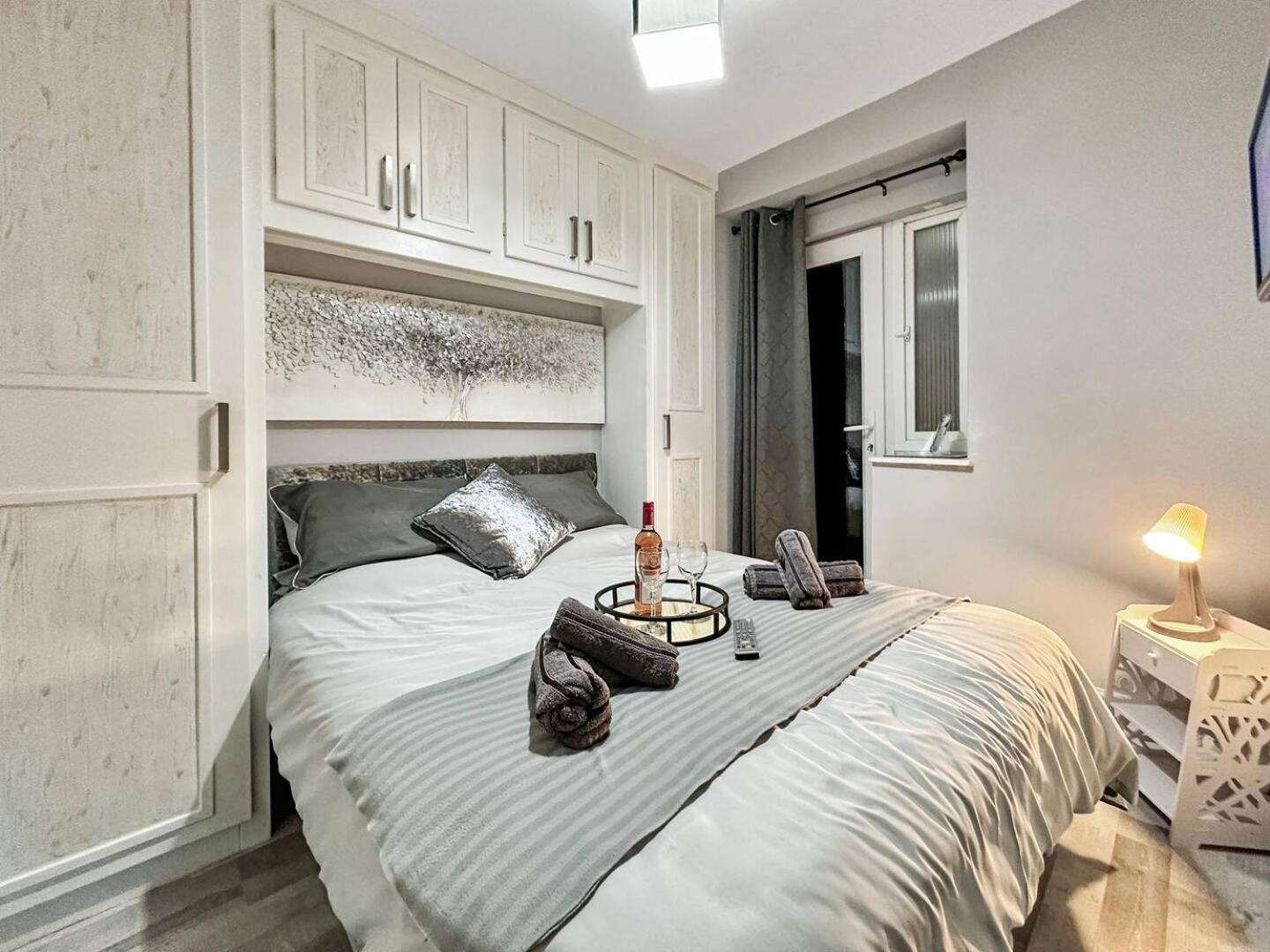 3 Bed Home In Tonypandy With Balcony View Room Llwynypia Экстерьер фото