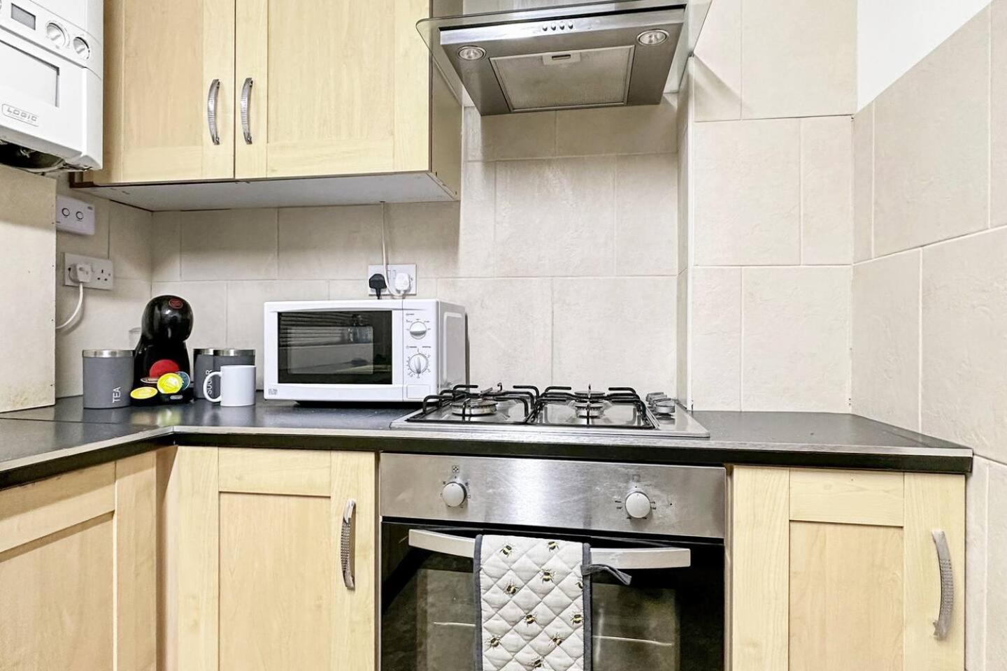 3 Bed Home In Tonypandy With Balcony View Room Llwynypia Экстерьер фото