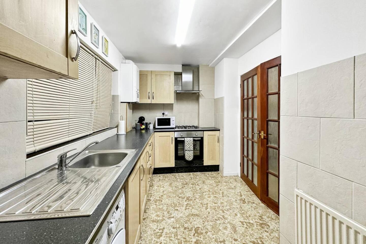 3 Bed Home In Tonypandy With Balcony View Room Llwynypia Экстерьер фото