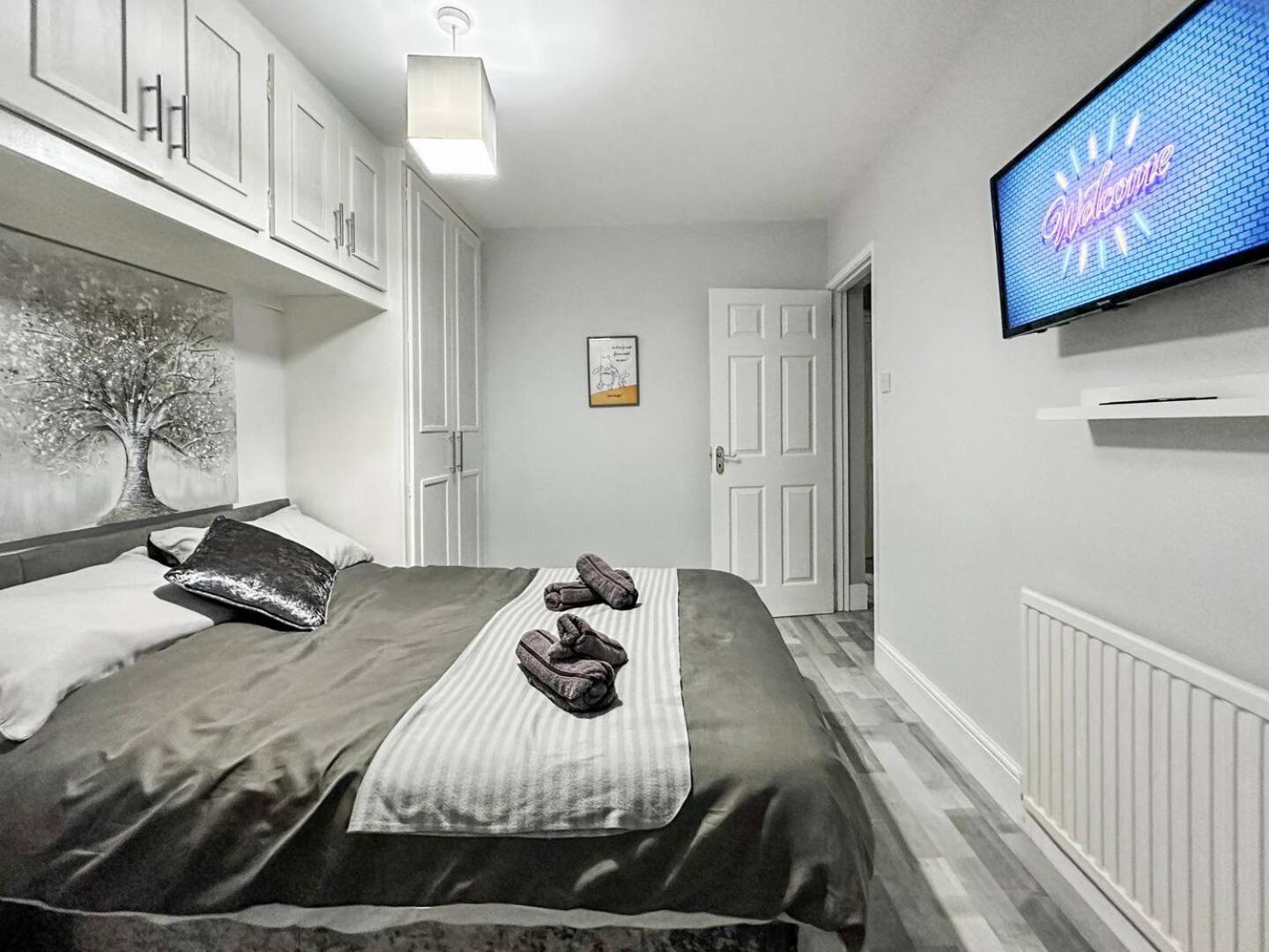 3 Bed Home In Tonypandy With Balcony View Room Llwynypia Экстерьер фото