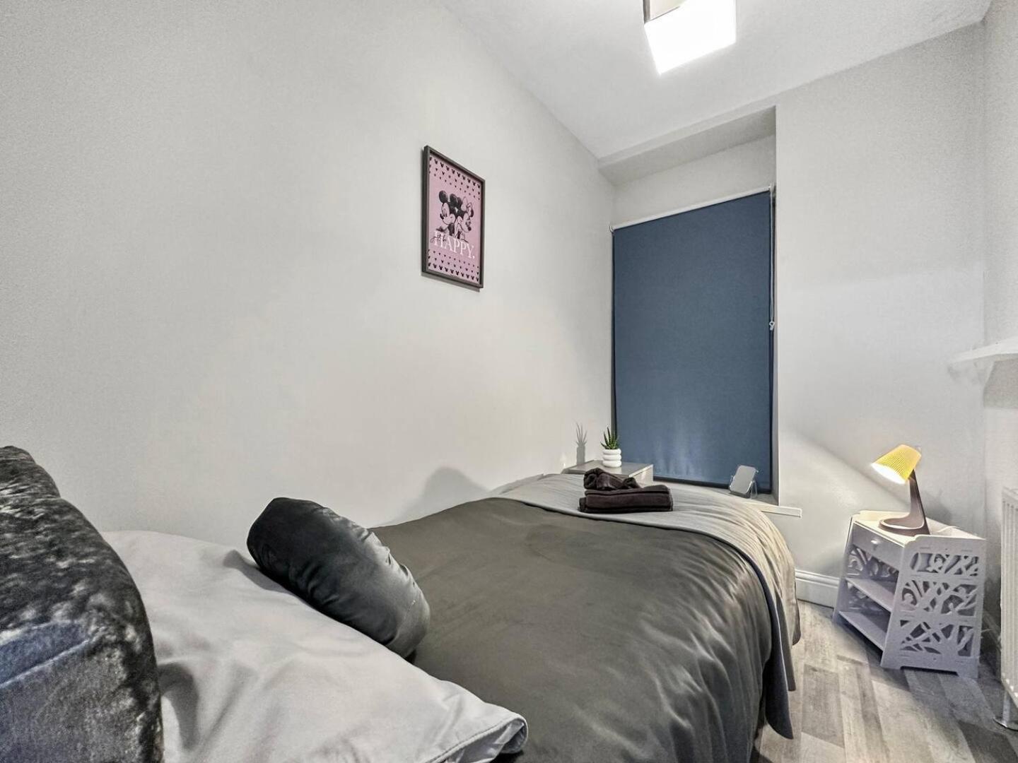 3 Bed Home In Tonypandy With Balcony View Room Llwynypia Экстерьер фото