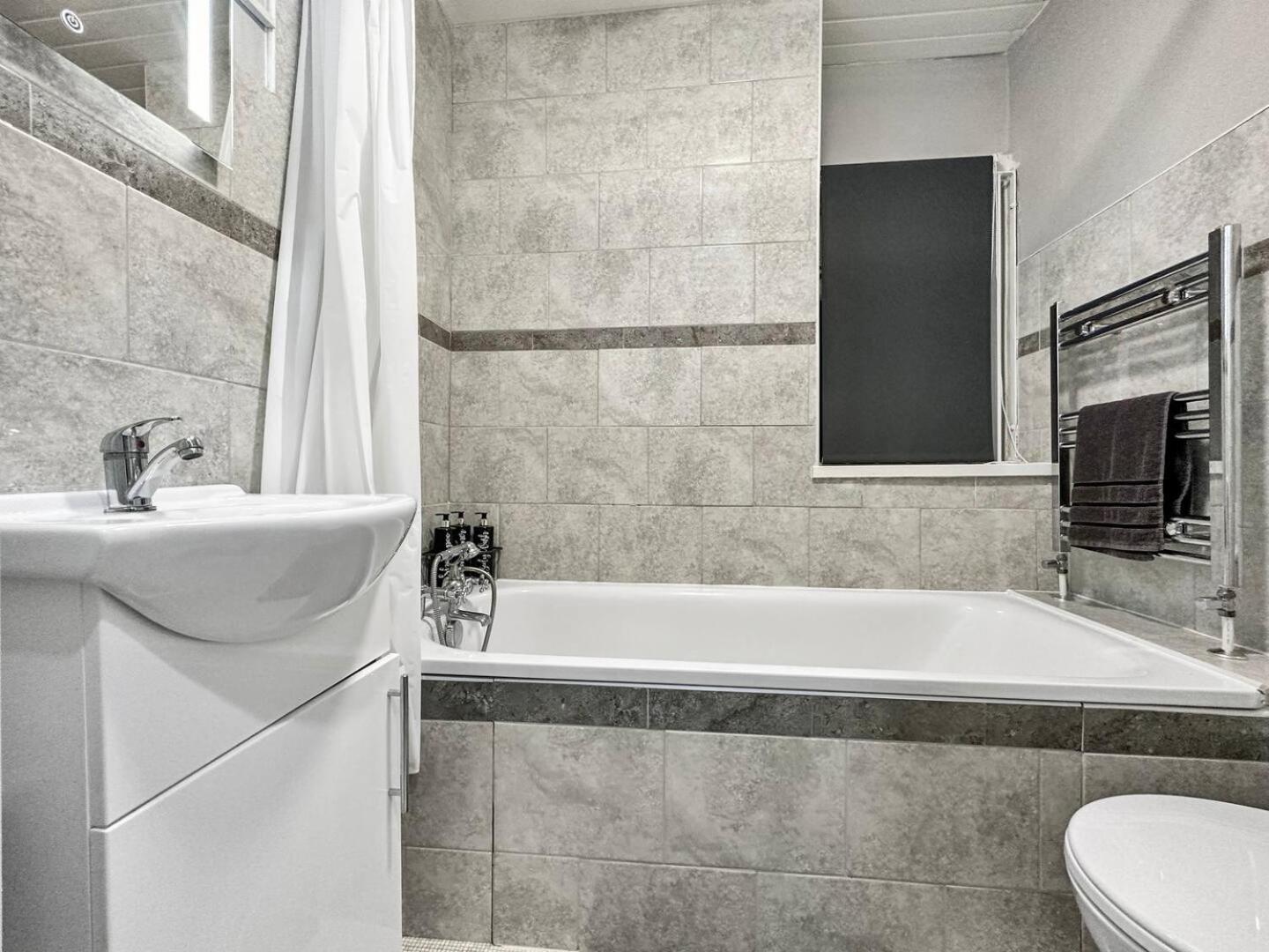 3 Bed Home In Tonypandy With Balcony View Room Llwynypia Экстерьер фото