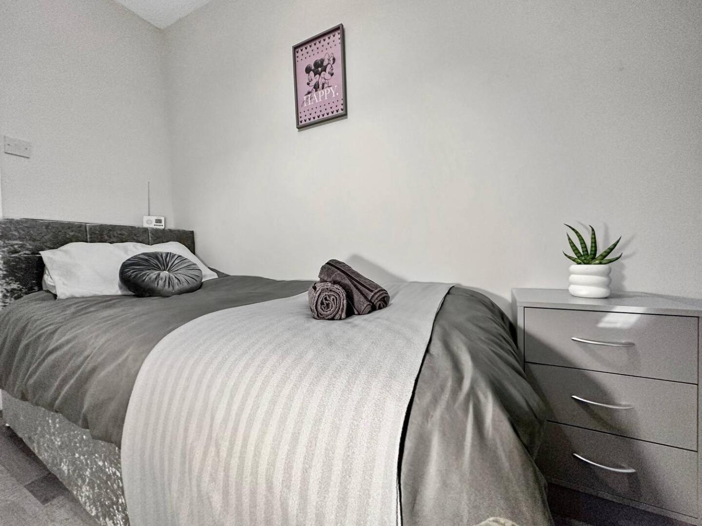 3 Bed Home In Tonypandy With Balcony View Room Llwynypia Экстерьер фото