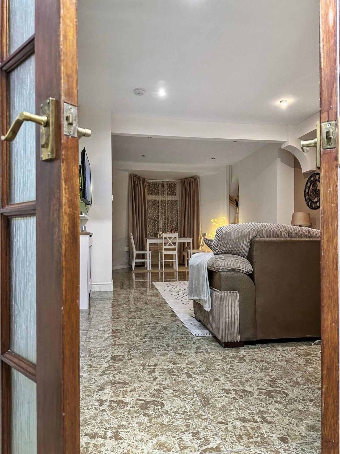 3 Bed Home In Tonypandy With Balcony View Room Llwynypia Экстерьер фото