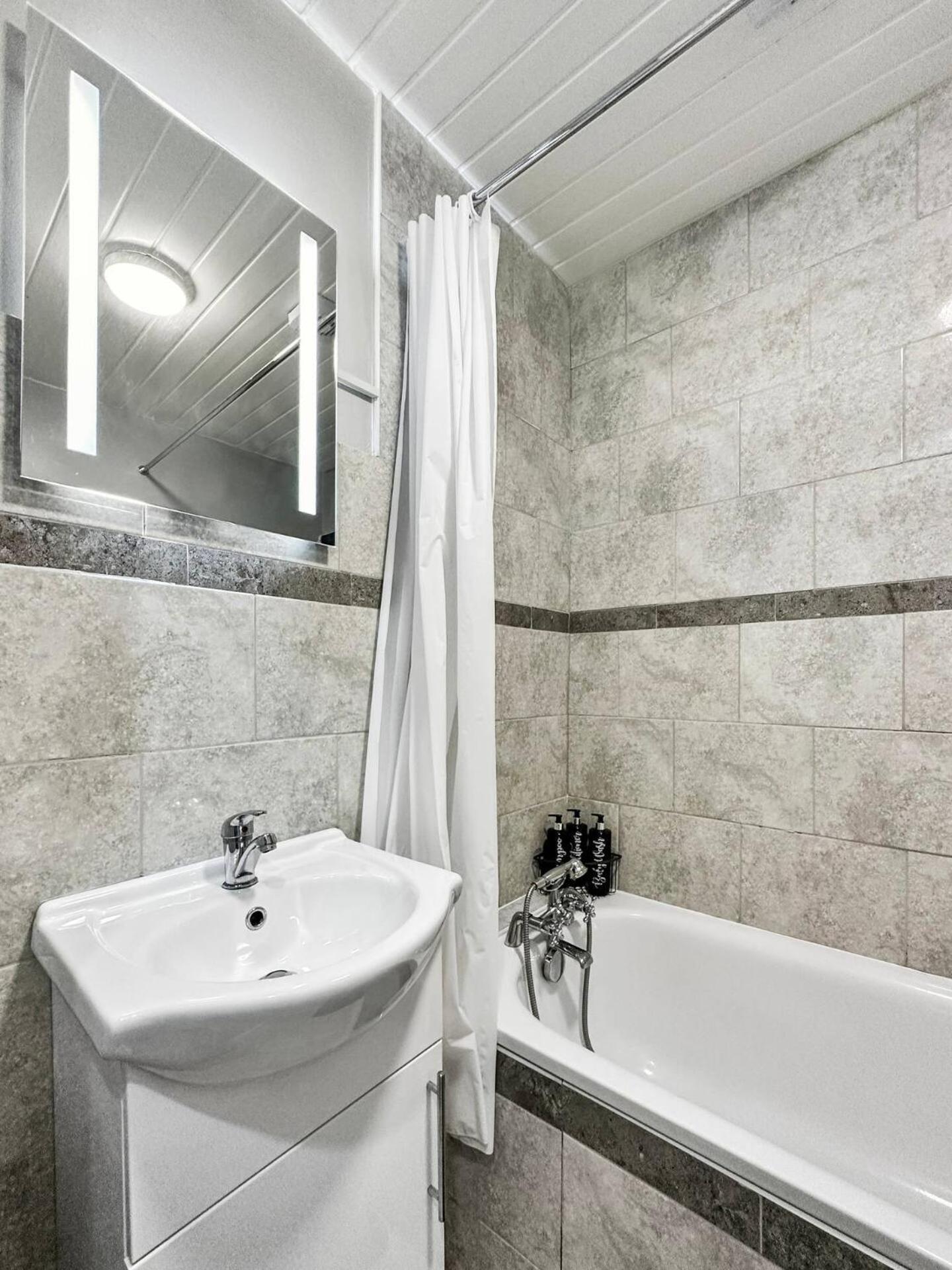 3 Bed Home In Tonypandy With Balcony View Room Llwynypia Экстерьер фото