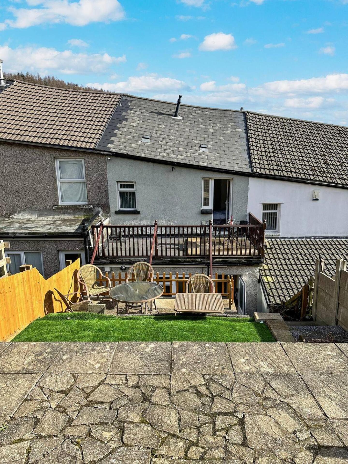 3 Bed Home In Tonypandy With Balcony View Room Llwynypia Экстерьер фото