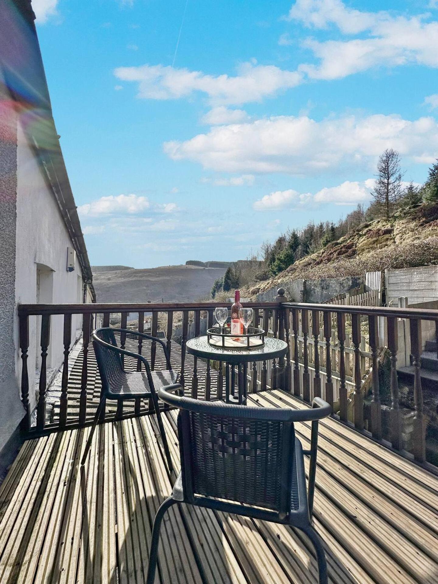 3 Bed Home In Tonypandy With Balcony View Room Llwynypia Экстерьер фото
