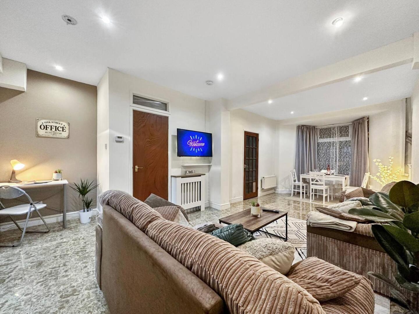 3 Bed Home In Tonypandy With Balcony View Room Llwynypia Экстерьер фото